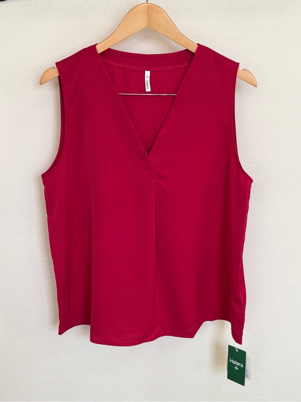 NWT Halara Wrinkle Resistant V Neck Sleeveless Work Blouse Top Red Magenta M